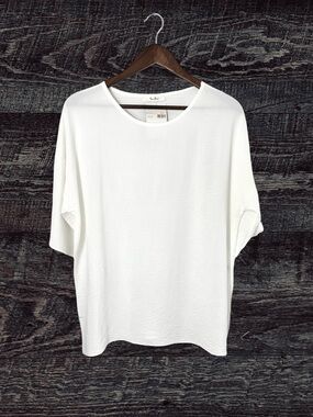 Tres Bien Relaxed White Crewneck Blouse